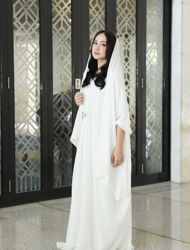 Pemotretan yang dilakukan Laura Moane sendiri diketahui hanya untuk keperluan syuting. Meski demikian, pesona Laura saat berkerudung banyak dipuji netizen. Foto: Instagram/@its_lauramoane2