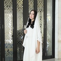 Pemotretan yang dilakukan Laura Moane sendiri diketahui hanya untuk keperluan syuting. Meski demikian, pesona Laura saat berkerudung banyak dipuji netizen. Foto: Instagram/@its_lauramoane2