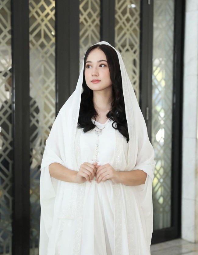 Menyambut bulan suci Ramadan, Laura Moane kekasih Al Ghazali tampak menjalani pemotretan mengenakan busana serba putih. Ia memadukan kaftan yang dikenakannya dengan kerudung yang menutupi sebagian kepalanya. Foto: Instagram/@its_lauramoane2
