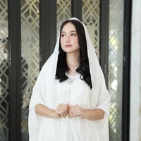 Menyambut bulan suci Ramadan, Laura Moane kekasih Al Ghazali tampak menjalani pemotretan mengenakan busana serba putih. Ia memadukan kaftan yang dikenakannya dengan kerudung yang menutupi sebagian kepalanya. Foto: Instagram/@its_lauramoane2