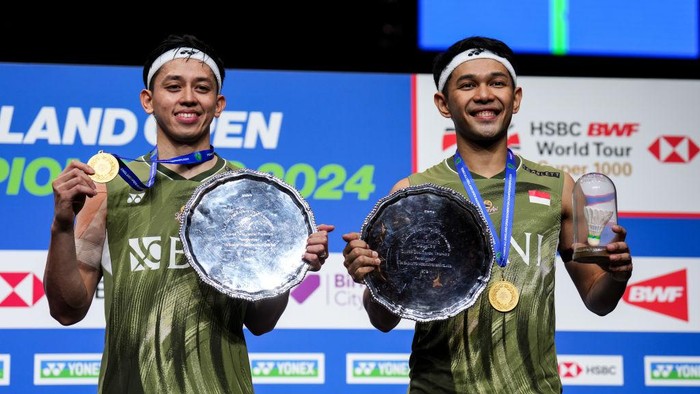 BIRMINGHAM, ENGLAND - MARCH 17: Fajar Alfian (L) and Muhammad Rian Ardianto of Indonesia compete in the Mens Doubles Final match against Aaron Chia and Soh Wooi Yik of Malaysia during day six of the Yonex All England Open Badminton Championships 2024 at Utilita Arena Birmingham on March 17, 2024 in Birmingham, England. (Photo by Shi Tang/Getty Images)
