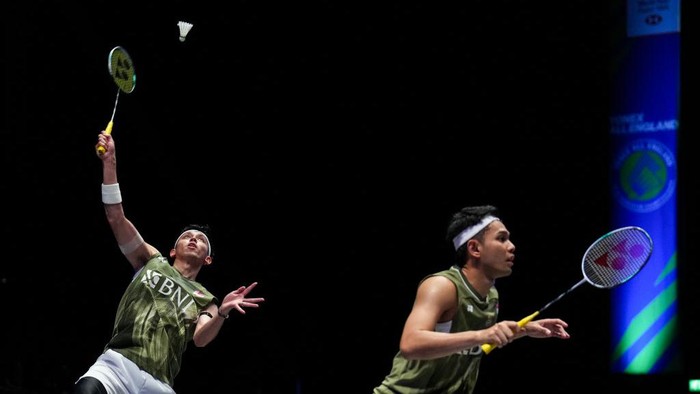 BIRMINGHAM, ENGLAND - MARCH 17: Fajar Alfian (L) and Muhammad Rian Ardianto of Indonesia compete in the Men's Doubles Final match against Aaron Chia and Soh Wooi Yik of Malaysia during day six of the Yonex All England Open Badminton Championships 2024 at Utilita Arena Birmingham on March 17, 2024 in Birmingham, England. (Photo by Shi Tang/Getty Images)