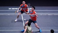 Aaron Chia/Soh Wooi Yik mencoba memberi perlawanan. Namun Fajar/Rian mampu terus memimpin sampai interval dengan skor 11-6. Pertandingan berjalan dengan tempo cepat selepas jeda. Kedua pasangan saling memberikan pukulan drive untuk mencari poin. Fajar/Rian masih tangguh di gim pertama. Pasangan yang dikenal dengan sebutan Fajri ini sukses merebut gim pertama dengan skor 21-16. Bradley Collyer/PA Images via Getty Images