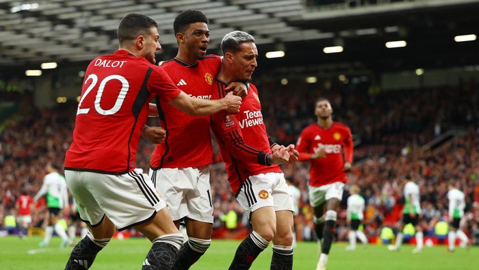 Soccer Football - FA Cup - Quarter Final - Manchester United v Liverpool - Old Trafford, Manchester, Britain - March 17, 2024 Manchester Uniteds Antony celebrates scoring their second goal with Amad Diallo and Diogo Dalot REUTERS/Molly Darlington