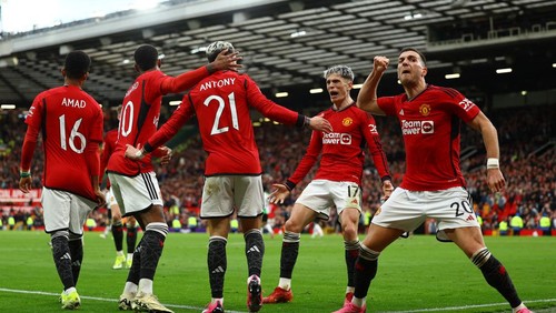 Soccer Football - FA Cup - Quarter Final - Manchester United v Liverpool - Old Trafford, Manchester, Britain - March 17, 2024 Manchester Uniteds Antony celebrates scoring their second goal with Amad Diallo, Marcus Rashford, Alejandro Garnacho and Diogo Dalot REUTERS/Molly Darlington