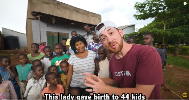 Dilansir Bright Side, suami Mariam sudah meninggalkannya sejak 2015. Sebelumnya, pria tersebut tidak pernah turun tangan dalam mengurus buah hati mereka. Saat berpisah, suaminya pun tega menjual ladang dan tempat tinggal mereka sehingga Mariam dan anak-anaknya tidak punya rumah. Foto: Dok. YouTube Drew Binsky