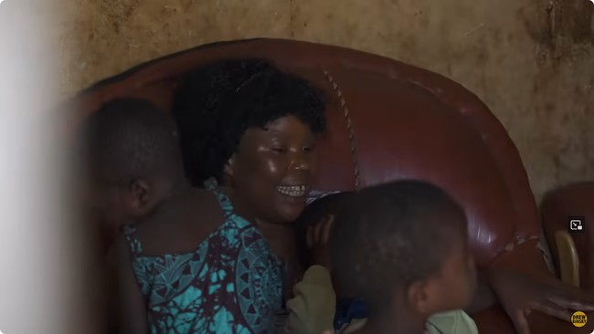 Seorang wanita bernama Mariam memiliki kondisi langka di mana ia bisa melahirkan puluhan anak. Dikatakan ia mengurus semuanya sendirian karena ditinggal oleh suami. Foto: Dok. YouTube Drew Binsky