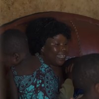 Seorang wanita bernama Mariam memiliki kondisi langka di mana ia bisa melahirkan puluhan anak. Dikatakan ia mengurus semuanya sendirian karena ditinggal oleh suami. Foto: Dok. YouTube Drew Binsky