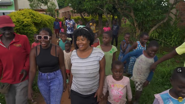 Mariam adalah wanita kelahiran 25 Desember 1980 asal Uganda. Dilaporkan Mariam pertama kali menikah di usia yang sangat muda hingga tidak pernah masa kecil yang bahagia. Malangnya lagi Mariam diperlakukan dengan buruk dengan suaminya saat itu yang berusia 40 tahun. Foto: Dok. YouTube Drew Binsky