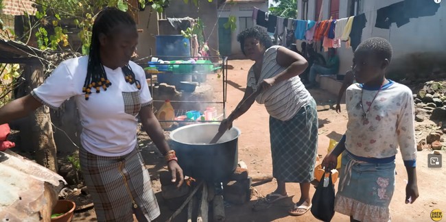 Sayangnya Mariam tidak dibantu oleh suami dalam mengurus anak juga tidak punya akses kesehatan dan program keluarga berencana. Ia pun harus merawat dan menghidupi anak sendirian. Foto: Dok. YouTube Drew Binsky