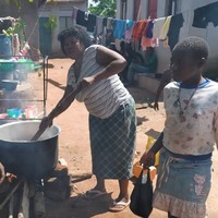 Sayangnya Mariam tidak dibantu oleh suami dalam mengurus anak juga tidak punya akses kesehatan dan program keluarga berencana. Ia pun harus merawat dan menghidupi anak sendirian. Foto: Dok. YouTube Drew Binsky