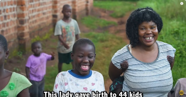 Mariam disebut memiliki kondisi hiperovulasi. Ia mengaku hal tersebut merupakan keturunan karena ayahnya juga memiliki 45 anak dari sejumlah wanita yang kebanyakan kembar. Foto: Dok. YouTube Drew Binsky