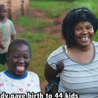 Mariam disebut memiliki kondisi hiperovulasi. Ia mengaku hal tersebut merupakan keturunan karena ayahnya juga memiliki 45 anak dari sejumlah wanita yang kebanyakan kembar. Foto: Dok. YouTube Drew Binsky