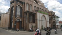 Pengendara motor melintas di depan Masjid Jamik Al Hidayah, Karangploso, Malang, Jawa Timur, Senin (18/3/2024).