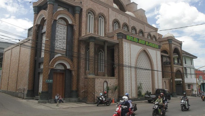 Megahnya Masjid Jamik Al Hidayah Malang, Mirip Hagia Sophia Pengendara motor melintas di depan Masjid Jamik Al Hidayah, Karangploso, Malang, Jawa Timur, Senin (18/3/2024). Masjid yang dibangun dengan gaya arsitektur menyerupai Hagia Sophia-Turki tersebut menjadi pusat kegiatan ibadah di lingkungan pondok pesantren maupun masyarakat sekitar terutama di bulan Ramadhan. ANTARA FOTO/Ari Bowo Sucipto/YU