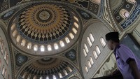 Masjid tersebut dibangun dengan gaya arsitektur menyerupai Hagia Sophia-Turki.