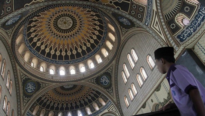 Megahnya Masjid Jamik Al Hidayah Malang, Mirip Hagia Sophia Pengendara motor melintas di depan Masjid Jamik Al Hidayah, Karangploso, Malang, Jawa Timur, Senin (18/3/2024). Masjid yang dibangun dengan gaya arsitektur menyerupai Hagia Sophia-Turki tersebut menjadi pusat kegiatan ibadah di lingkungan pondok pesantren maupun masyarakat sekitar terutama di bulan Ramadhan. ANTARA FOTO/Ari Bowo Sucipto/YU