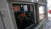 Teknisi memeriksa panel kemudi lokomotif di Depo Lokomotif Sidotopo. 