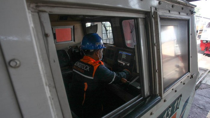 Melihat Langsung Bagaimana Lokomotif Kereta Dirawat Teknisi membersihkan lokomotif di Depo Lokomotif Sidotopo, Surabaya, Jawa Timur, Senin (18/3/2024).Perawatan serta kebersihan lokomotif tersebut dilakukan sebagai upaya untuk memberikan kenyamanan dan keamanan bagi penumpang saat melakukan perjalanan menggunakan jasa angkutan kereta api. ANTARA FOTO/Didik Suhartono/Spt.