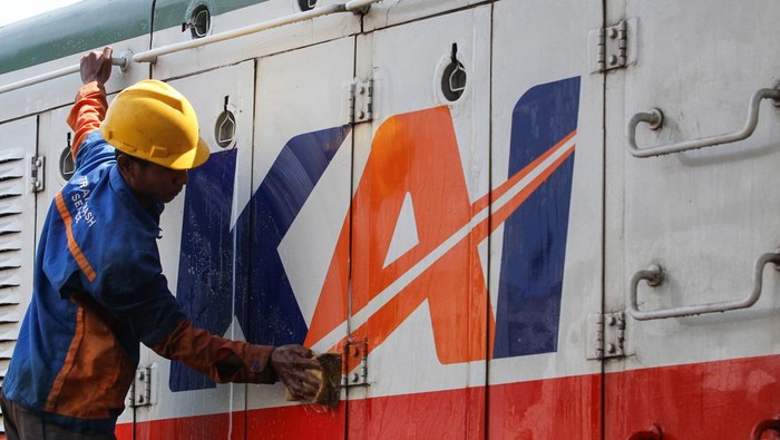 Melihat Langsung Bagaimana Lokomotif Kereta Dirawat Teknisi membersihkan lokomotif di Depo Lokomotif Sidotopo, Surabaya, Jawa Timur, Senin (18/3/2024).Perawatan serta kebersihan lokomotif tersebut dilakukan sebagai upaya untuk memberikan kenyamanan dan keamanan bagi penumpang saat melakukan perjalanan menggunakan jasa angkutan kereta api. ANTARA FOTO/Didik Suhartono/Spt.