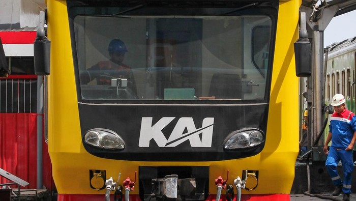 Melihat Langsung Bagaimana Lokomotif Kereta Dirawat Teknisi membersihkan lokomotif di Depo Lokomotif Sidotopo, Surabaya, Jawa Timur, Senin (18/3/2024).Perawatan serta kebersihan lokomotif tersebut dilakukan sebagai upaya untuk memberikan kenyamanan dan keamanan bagi penumpang saat melakukan perjalanan menggunakan jasa angkutan kereta api. ANTARA FOTO/Didik Suhartono/Spt.