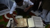 Direktur Rumoh Manuskrip Aceh Tarmizi Hamid memeriksa kondisi manuskrip kuno berupa Al-Quran peninggalan abad ke-17 yang baru didapat dari warga saat proses perawatan di Banda Aceh, Aceh.