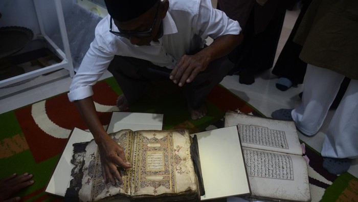 Direktur Rumoh Manuskrip Aceh Tarmizi Hamid (kiri) bersama mahasiswa Universitas Islam Negeri (UIN) memeriksa kondisi manuskrip kuno berupa Al Quran peninggalan abad ke-17 yang baru didapat dari warga saat proses perawatan di Banda Aceh, Aceh, Minggu (17/3/2024).  Rumoh Manuskrip Aceh menyimpan dan melestarikan sekitar 150 manuskrip kuno abad ke-17 dan ke-18  peninggalan Kerajaan Aceh Daraussalam berupa Mushaf Al Quran kuno, Tasawuf,  Tauhid,  Hukum Islam, Falak,  ilmu pengobatan dan sejumlah benda sejarah lainnya.  ANTARA FOTO/Ampelsa/nym.