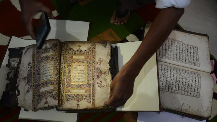 Direktur Rumoh Manuskrip Aceh Tarmizi Hamid (kiri) bersama mahasiswa Universitas Islam Negeri (UIN) memeriksa kondisi manuskrip kuno berupa Al Quran peninggalan abad ke-17 yang baru didapat dari warga saat proses perawatan di Banda Aceh, Aceh, Minggu (17/3/2024).  Rumoh Manuskrip Aceh menyimpan dan melestarikan sekitar 150 manuskrip kuno abad ke-17 dan ke-18  peninggalan Kerajaan Aceh Daraussalam berupa Mushaf Al Quran kuno, Tasawuf,  Tauhid,  Hukum Islam, Falak,  ilmu pengobatan dan sejumlah benda sejarah lainnya.  ANTARA FOTO/Ampelsa/nym.