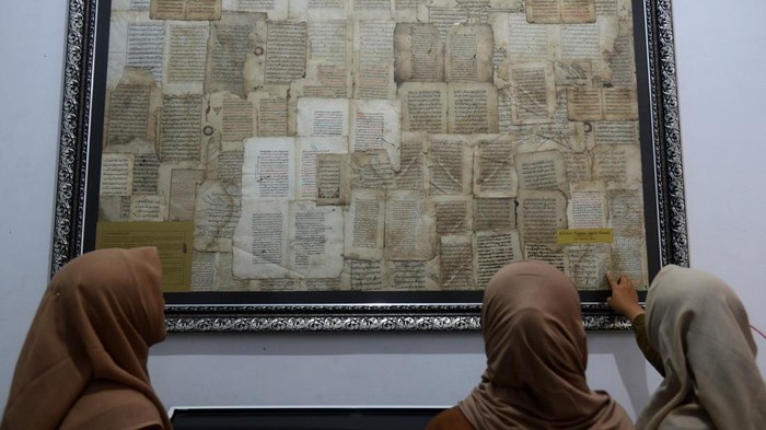 Direktur Rumoh Manuskrip Aceh Tarmizi Hamid (kiri) bersama mahasiswa Universitas Islam Negeri (UIN) memeriksa kondisi manuskrip kuno berupa Al Quran peninggalan abad ke-17 yang baru didapat dari warga saat proses perawatan di Banda Aceh, Aceh, Minggu (17/3/2024).  Rumoh Manuskrip Aceh menyimpan dan melestarikan sekitar 150 manuskrip kuno abad ke-17 dan ke-18  peninggalan Kerajaan Aceh Daraussalam berupa Mushaf Al Quran kuno, Tasawuf,  Tauhid,  Hukum Islam, Falak,  ilmu pengobatan dan sejumlah benda sejarah lainnya.  ANTARA FOTO/Ampelsa/nym.