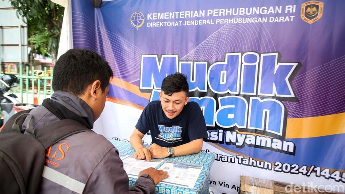 Melihat Posko Mudik Gratis di Bekasi Kemenhub kembali mengadakan mudik gratis angkutan Lebaran tahun 2024. Salah satu posko mudik gratis berada di Terminal Kayuringin, Bekasi.