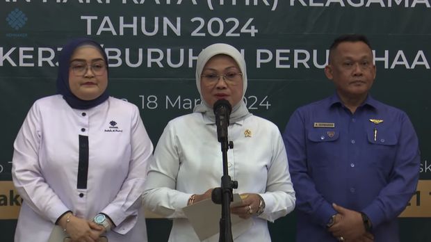 Menaker Ida Fauziyah (tengah) dalam jumpa pers tentang Surat Edaran Menteri Ketenagakerjaan tentang Pelaksanaan Pemberian Tunjangan Hari Raya (THR) Keagamaan Tahun 2024 bagi Pekerja/ Buruh di Perusahaan, Jakarta, Senin (18/3/2024). (Tangkapan Layar Youtube Kementerian Ketenagakerjaan RI)