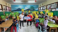 Dalam kegiatan #BerbagiMomogi, Momogi juga akan mendatangi sekolah-sekolah dan panti asuhan di beberapa kota seperti  untuk mengajarkan anak-anak berbagi ke sesama.  
