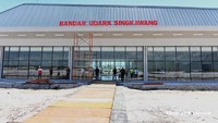 Bandara ini memiliki runway sepanjang 1400 m x 30 m, taxiway 200 m x 18 m, apron 100 m x 50 m, dan terminal kargo seluas 312 meter persegi yang dibangun menggunakan APBN.