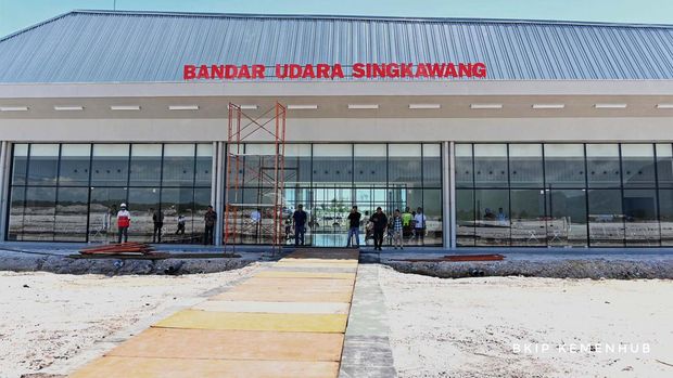 Menteri Perhubungan Budi Karya Sumadi meninjau Bandara Singkawang di Kelurahan Pangmilang, Kota Singkawang, Kalimantan Barat, Senin (18/3/2024). Bandara ini rencananya akan diresmikan Presiden Joko Widodo pada Rabu (20/3/2024).