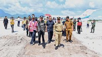 Menteri Perhubungan Budi Karya Sumadi tiba di Bandara Singkawang, Kelurahan Pangmilang, Kota Singkawang, Kalimantan Barat, Senin (18/3/2024).
