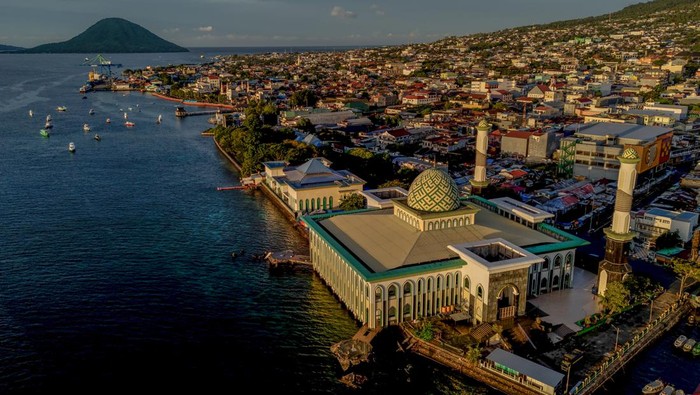 Menikmati Indahnya Pemandangan Masjid Al-Munawar Ternate Foto udara Masjid Raya Al-Munawar di Ternate, Maluku Utara, Minggu (17/3/2024). Masjid yang menjulang di atas permukaan air laut itu memiliki luas 9.512 meter yang diresmikan pada tahun 2010 dengan kapasitas 15 ribu jamaah menjadi daya tarik bagi wisatawan untuk berwisata religi selama bulan suci Ramadhan 1445 Hijriah.ANTARA FOTO/Andri Saputra/foc.