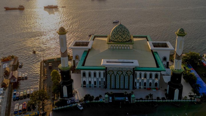 Menikmati Indahnya Pemandangan Masjid Al-Munawar Ternate Foto udara Masjid Raya Al-Munawar di Ternate, Maluku Utara, Minggu (17/3/2024). Masjid yang menjulang di atas permukaan air laut itu memiliki luas 9.512 meter yang diresmikan pada tahun 2010 dengan kapasitas 15 ribu jamaah menjadi daya tarik bagi wisatawan untuk berwisata religi selama bulan suci Ramadhan 1445 Hijriah.ANTARA FOTO/Andri Saputra/foc.