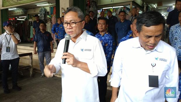 Menteri Perdagangan. Zulkifli Hasan di Pasar Anyar, Bogor hari ini, Senin (18/3/2024). (CNBC Indonesia/MArtyasari Rizky)
