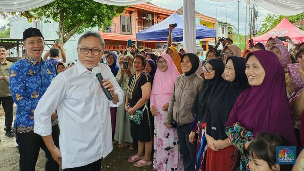 Menteri Perdagangan (Mendag) Zulkifli Hasan atau yang akrab disapa Zulhas membagikan beras SPHP Bulog ukuran 5kg untuk 200 ibu-ibu di Pasar Murah Kelurahan Sukasari, Kota Bogor pagi hari ini, Senin (18/3/2024). (CNBC Indonesia/Martyasri RIzky)