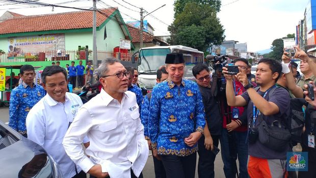 Menteri Perdagangan Zulkifli Hasan melakuakn sidak di Pasar Anyar, Bogor, Jawa barat, Senin (18/3/2024). (CNBC Indonesia/Martyasari Rizky)