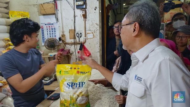 Menteri Perdagangan Zulkifli Hasan melakuakn sidak di Pasar Anyar, Bogor, Jawa barat, Senin (18/3/2024). (CNBC Indonesia/Martyasari Rizky)