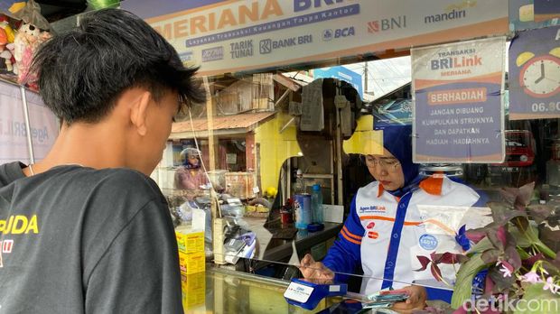 Meriana Dewi Fatmaliani (49) berhasil kuliahkan anak hingga menjadi sarjana berkat menjadi Agen BRILink. (Foto: Wisma Putra/detikJabar)