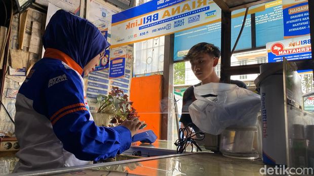 Meriana Dewi Fatmaliani (49) berhasil kuliahkan anak hingga menjadi sarjana berkat menjadi Agen BRILink. (Foto: Wisma Putra/detikJabar)