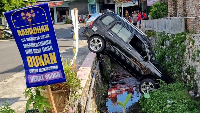 Mobil nyemplung parit di Trucuk, Klaten, Senin (18/3/2024).