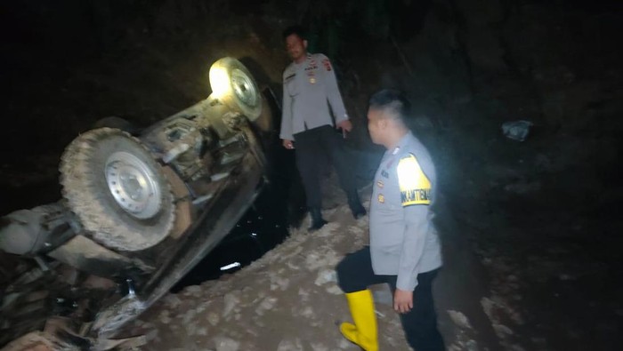 Mobil pikap hilang kendali masuk dalam jurang di Muara Emat, Kerinci, Jambi