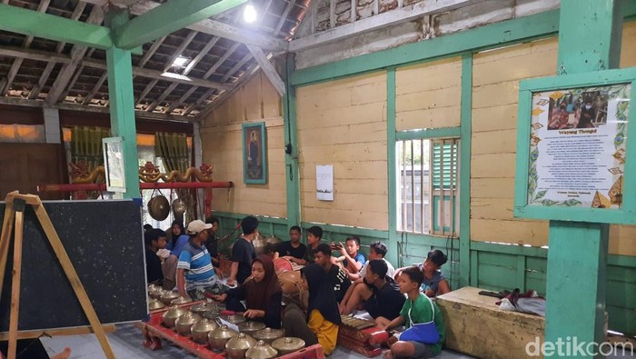 Anak-anak di Desa Bangowan, Kecamatan Jiken, Blora berlatih gamelan, Senin (18/3/2024).