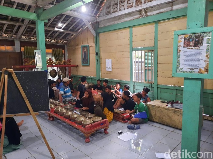 Anak-anak di Desa Bangowan, Kecamatan Jiken, Blora berlatih gamelan, Senin (18/3/2024).