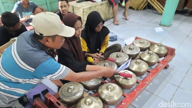 Anak-anak di Desa Bangowan, Kecamatan Jiken, Blora berlatih gamelan, Senin (18/3/2024).