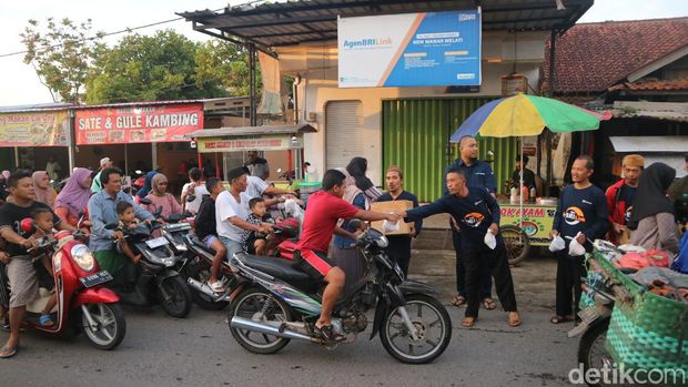 Paguyuban BRILinkers Mejobo Isonan menggelar acara santunan dan bagi takjil di Mejobo, Kudus, Senin (18/3/2024).