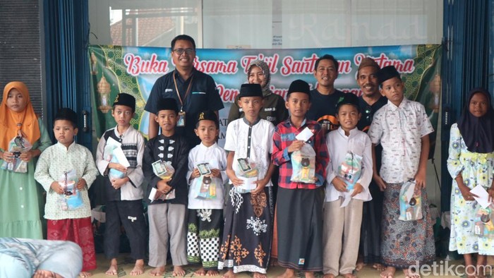 Paguyuban BRILinkers Mejobo Isonan menggelar acara santunan dan bagi takjil di Mejobo, Kudus, Senin (18/3/2024).